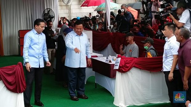 capres nomor urut 02 Prabowo Subianto melakukan pencoblosan di TPS 033 Bojong Koneng, Sentul. (CNBC Indonesia/Ferry Sandi)