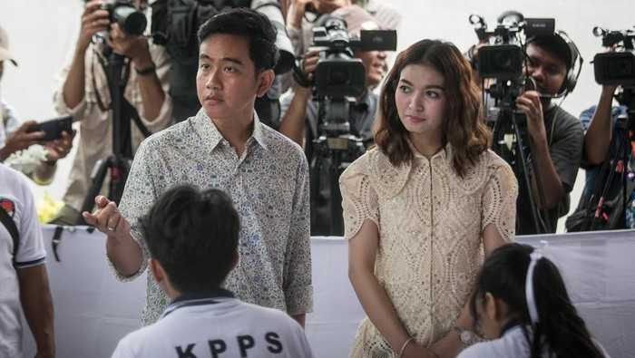 Calon Wakil Presiden nomor urut 2 Gibran Rakabuming Raka (tengah) bersama istri Selvi Ananda menjawab pertanyaan wartawan usai menggunakan hak pilihnya di TPS 34 di Manahan, Solo, Jawa Tengah, Rabu (14/2/2024). Pemilu 2024 untuk memilih Presiden dan Wakil Presiden, anggota DPR, DPD, DPRD Kabupaten/Kota tersebut dilaksanakan secara serentak di 38 provinsi dengan jumlah DPT sebanyak 204.807.222 pemilih. ANTARA FOTO/Mohammad Ayudha/aww.