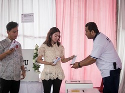 Adu Gaya Menantu Jokowi Saat Coblos: Erina Serba Dior, Selvi Tampil Beda