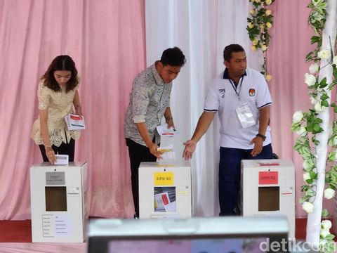 Cawapres nomor urut 02 Gibran Rakabuming Raka dan istrinya, Selvi Ananda, saat mencoblos di TPS 34 Manahan, Kota Solo, Rabu (14/2/2024) siang.