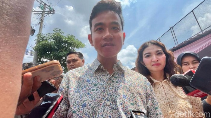 Cawapres nomor urut 02 Gibran Rakabuming Raka dan istrinya, Selvi Ananda, saat mencoblos di TPS 34 Manahan, Kota Solo, Rabu (14/2/2024) siang.