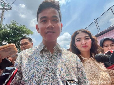 Cawapres nomor urut 02 Gibran Rakabuming Raka dan istrinya, Selvi Ananda, saat mencoblos di TPS 34 Manahan, Kota Solo, Rabu (14/2/2024) siang.