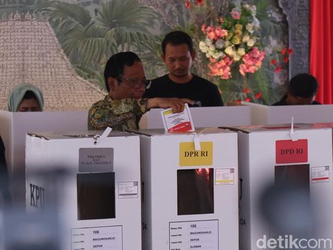 Cawapres nomor urut 03 Mahfud Md mencoblos di TPS 106 Sambilegi Lor, Maguwoharjo, Depok, Kabupaten Sleman, DIY, Rabu (14/2/2024) pagi.