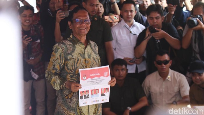 Cawapres nomor urut 03 Mahfud Md mencoblos di TPS 106 Sambilegi Lor, Maguwoharjo, Depok, Kabupaten Sleman, DIY, Rabu (14/2/2024) pagi.