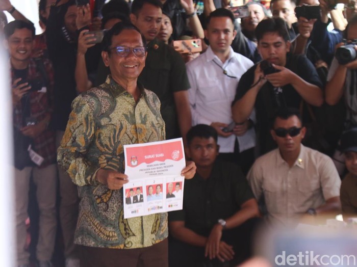 Cawapres nomor urut 03 Mahfud Md mencoblos di TPS 106 Sambilegi Lor, Maguwoharjo, Depok, Kabupaten Sleman, DIY, Rabu (14/2/2024) pagi.