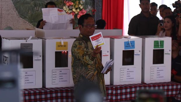 Cawapres nomor urut 03 Mahfud Md mencoblos di TPS 106 Sambilegi Lor, Maguwoharjo, Depok, Kabupaten Sleman, DIY, Rabu (14/2/2024) pagi. (Dok. Detikcom/Jauh Hari Wawan S)