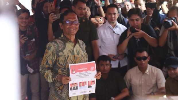 Cawapres nomor urut 03 Mahfud Md mencoblos di TPS 106 Sambilegi Lor, Maguwoharjo, Depok, Kabupaten Sleman, DIY, Rabu (14/2/2024) pagi. (Dok. Detikcom/Jauh Hari Wawan S)