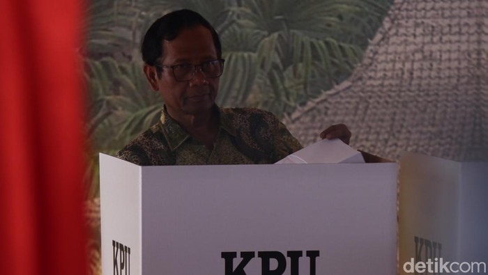 Cawapres nomor urut 03 Mahfud Md mencoblos di TPS 106 Sambilegi Lor, Maguwoharjo, Depok, Kabupaten Sleman, DIY, Rabu (14/2/2024) pagi.