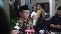 Mahfud menyampaikan seusai nyoblos, dirinya akan langsung bertolak ke Jakarta untuk bersama-sama capres pasangannya, Ganjar Prabowo dan Ketum PDIP Megawati Soekarnoputri nonton bareng hasil quick count Pemilu 2024. Dia meminta semuanya menunggu hasil quick count sore nanti. Jauh Hari Wawan S/detikJogja