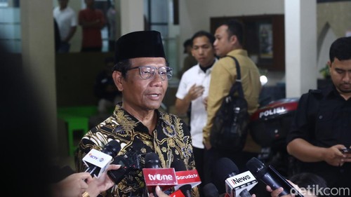 Cawapres nomor urut 3, Mahfud Md, saat ditemui usai salat Subuh di Masjid Darul Ikrom, Maguwoharjo, Sleman, Rabu (14/2/2024).