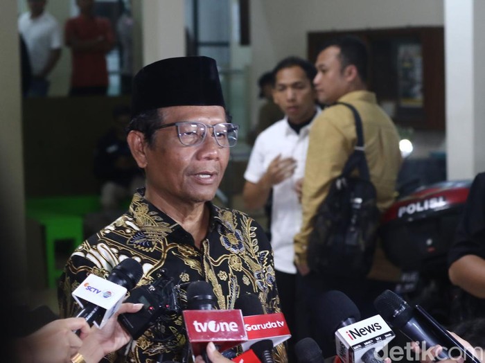 Cawapres nomor urut 3, Mahfud Md, saat ditemui usai salat Subuh di Masjid Darul Ikrom, Maguwoharjo, Sleman, Rabu (14/2/2024).
