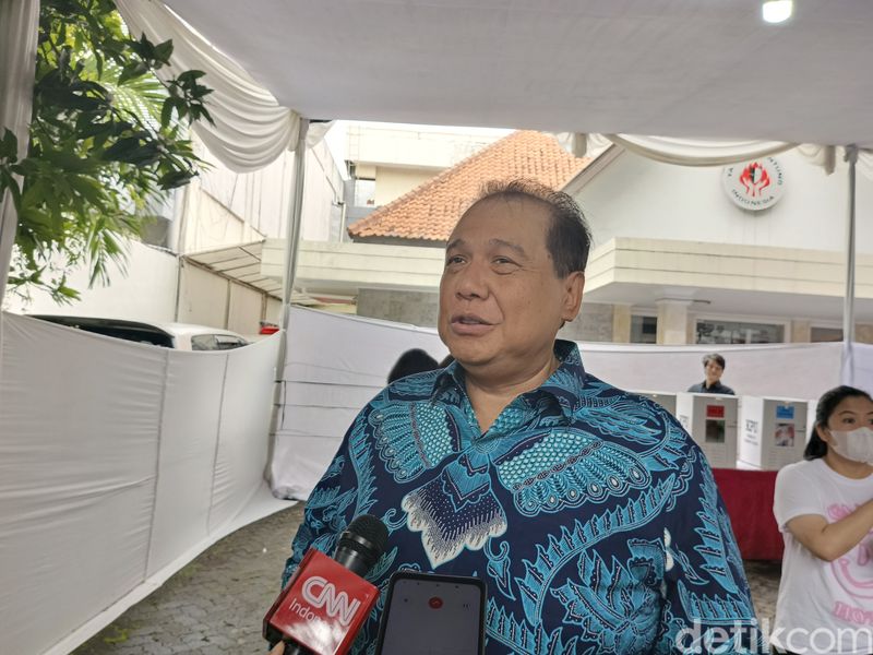 Chairul Tanjung menyalurkan hak pilihnya di TPS kawasan Menteng, Jakpus. (Devandra/detikcom)