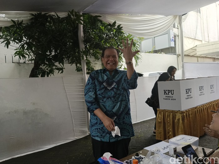 Chairul Tanjung menyalurkan hak pilihnya di TPS kawasan Menteng, Jakpus. (Devandra/detikcom)