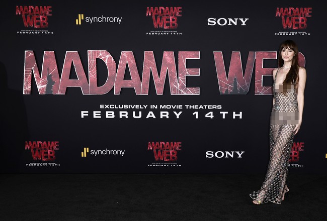 Seluruh gaun terbuat dari kristal yang dijalin sedemikian rupa hingga menghasilkan rancangan unik yang mencerminkan jaring laba-laba. Foto: Getty Images