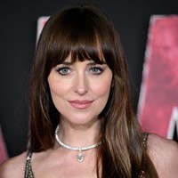 Dakota memilih makeup minimalis yang mengaksentuasi kecantikannya, dengan eyeliner bergaya smokey dan bibir warna mauve. Foto: Getty Images