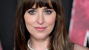 6 Gaya Seksi Dakota Johnson Pakai Gaun Laba-laba di Premier Madame Web