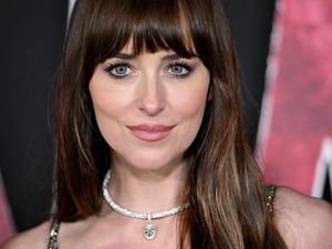 Dakota Johnson Diminta Bikin Akun OnlyFans, Goyangin Jempol Kaki