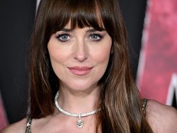 6 Gaya Seksi Dakota Johnson Pakai Gaun Laba-laba di Premier Madame Web