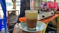 Teh talua yang hangat juga bisa menemani sarapan di Bandung. Tehnya pekat dengan sensasi creamy telur yang dikocok hingga berbusa. Foto: detikFood/Yenny Mustika Sari