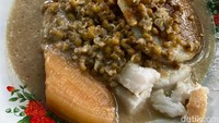 Bubur kampiun juga disajikan oleh Dapur Minang Lima Saudara. Seporsinya berisikan bubur sumsum, kolak pisang, dan kacang hijau. Tampaknya saat detikFood ke sana sudah banyak kondimen yang habis, jadi tak begitu lengkap sajiannya. Foto: detikFood/Yenny Mustika Sari