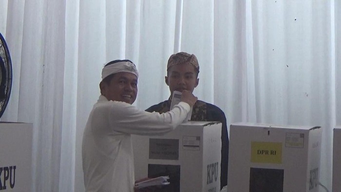 Dedi Mulyadi nyoblos di (TPS) 007, Desa Sawahkulon, Kecamatan Pasawahan, Purwakarta.