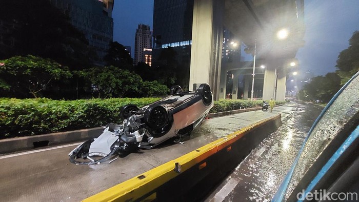 Kecelakaan tunggal terjadi Jalan  Rasuna Said Kuningan, Jakarta, Rabu (14/2/2024). Sebuah mobil terbalik di hari pencoblosan Pemilu 2024 ini.