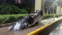 Mobil terbalik di Jalan Rasuna Said Kuningan, Jakarta, Rabu (14/2/2024).