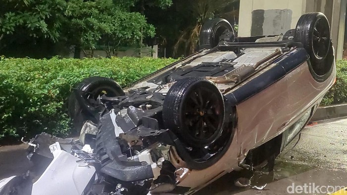 Kecelakaan tunggal terjadi Jalan  Rasuna Said Kuningan, Jakarta, Rabu (14/2/2024). Sebuah mobil terbalik di hari pencoblosan Pemilu 2024 ini.