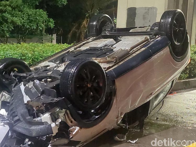 Di Hari Pencoblosan, Mobil Terbalik di Rasuna Said