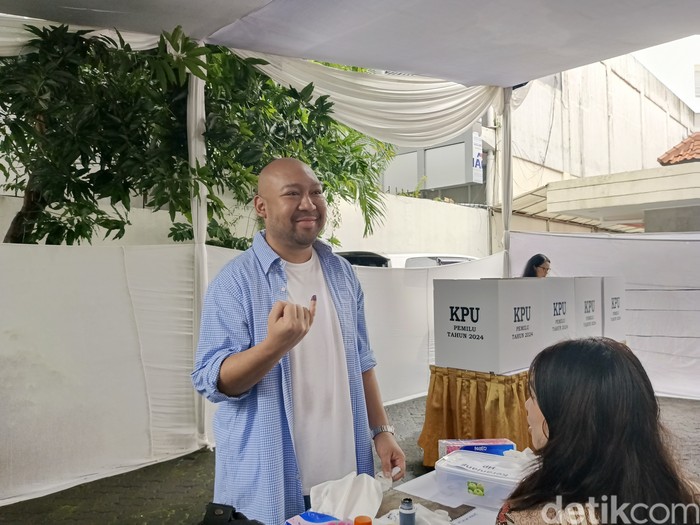 Didiet Prabowo nyoblos di TPS di Menteng Jakarta Pusat, TPS tempat banyak anggota Keluarga Cendana terdaftar. (Devandra Abi/detikcom)