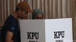 Antusias Penyandang Disabilitas Netra Bandung Nyoblos di TPS