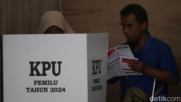 Disabilitas Bandung saat mencoblos di Pemilu 2024.