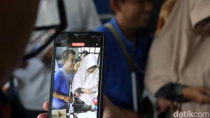 Disabilitas Bandung saat mencoblos di Pemilu 2024. Disabilitas Bandung saat mencoblos di Pemilu 2024.