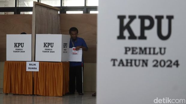 Disabilitas Bandung saat mencoblos di Pemilu 2024.