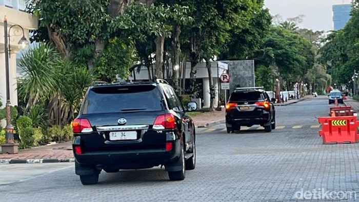 Dua mobil menteri merapat ke Istana Negara di sore hari usai pencoblosan. Dua menteri itu salah satunya Menteri PUPR Basuki Hadimuljono. (Eva Safitri/detikcom)