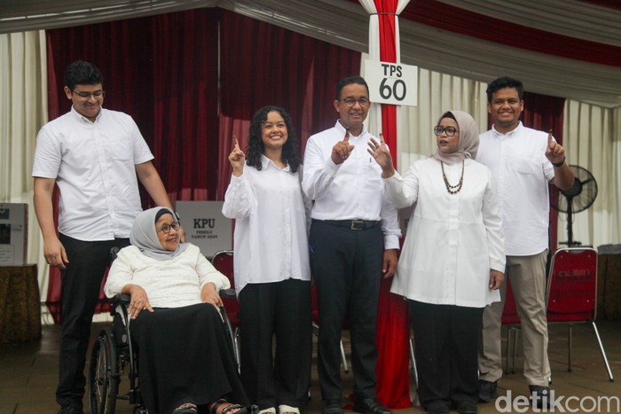 Capres nomor urut 1 Anies Baswedan nyoblos di TPS 60, Lebak Bulus, Jakarta Selatan. Anies datang bersama keluarganya.