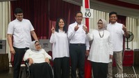 Anies dan keluarga terlihat kompak mengenakan baju berwarna putih. Anggota KPPS di lokasi tampak mengenakan pakaian tradisional bertema Betawi.