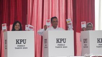 Petugas mulanya memanggil anak pertama Anies, Mutiara Annisa Baswedan ke bilik suara. Dilanjutkan ke anak kedua Anies, Mikail Azizi Baswedan dan sang ibunda Fery Farhati.