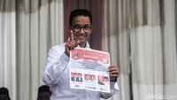 Anies kemudian menunjukkan surat suara pemilihan presiden. Dia memperlihatkan hal itu ke hadapan publik.