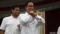 Anies berpose Wakanda no More Indonesia Forever.