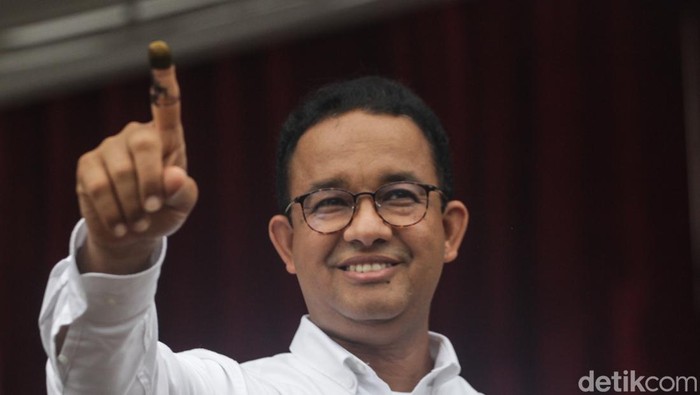 Capres nomor urut 1 Anies Baswedan nyoblos di TPS 60, Lebak Bulus, Jakarta Selatan. Anies datang bersama keluarganya.