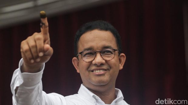 Capres nomor urut 1 Anies Baswedan nyoblos di TPS 60, Lebak Bulus, Jakarta Selatan. Anies datang bersama keluarganya.