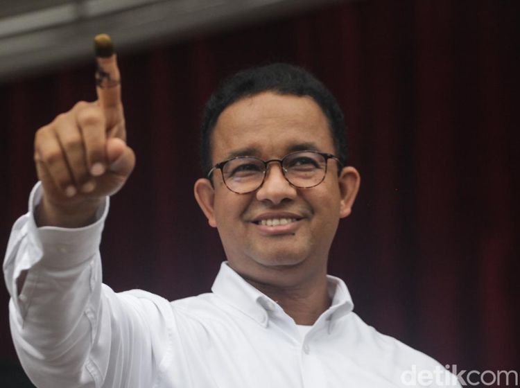 Ekspresi Anies Nyoblos Bareng Keluarga di Lebak Bulus