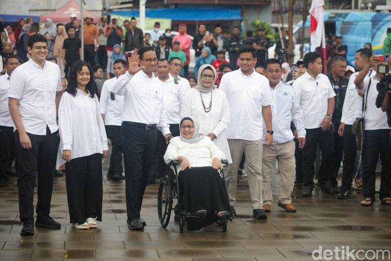 Capres nomor urut 1 Anies Baswedan nyoblos di TPS 60, Lebak Bulus, Jakarta Selatan. Anies datang bersama keluarganya.
