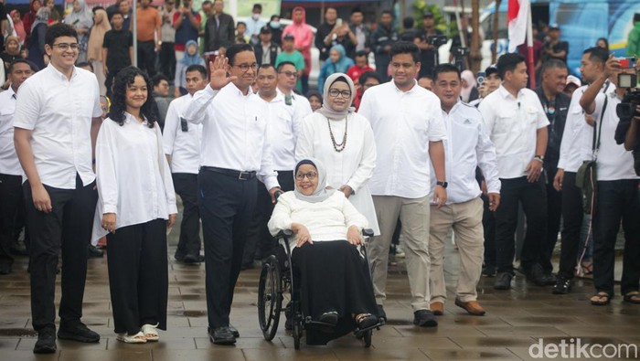 Ekspresi Anies Nyoblos Bareng Keluarga di Lebak Bulus Capres nomor urut 1 Anies Baswedan nyoblos di TPS 60, Lebak Bulus, Jakarta Selatan. Anies datang bersama keluarganya.