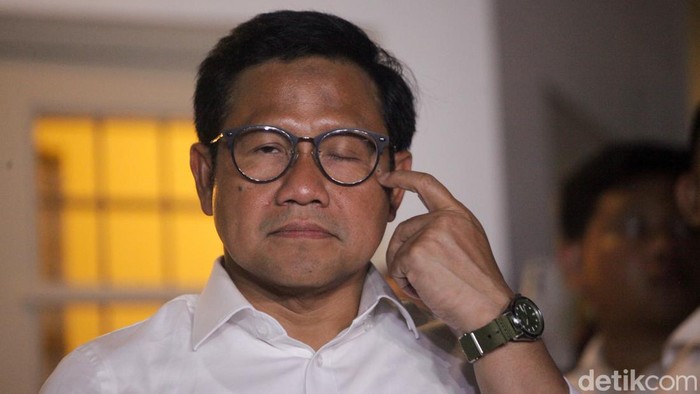 Cawapres Muhaimin Iskandar (Cak Imin) mendampingi capres Anies Baswedan memberikan pernyataan pers soal quick count Pilpres. Sesekali, Cak Imin tampak kelelahan, Rabu (14/2/2024).