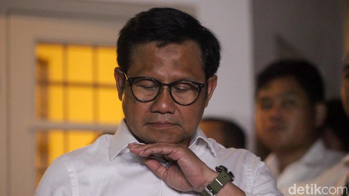 Ekspresi Tak Biasa Cak Imin Saat Hitung Cepat Tertinggal Jauh Cawapres Muhaimin Iskandar (Cak Imin) mendampingi capres Anies Baswedan memberikan pernyataan pers soal quick count Pilpres. Sesekali, Cak Imin tampak kelelahan, Rabu (14/2/2024).