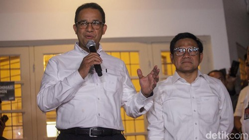 Cawapres Muhaimin Iskandar (Cak Imin) mendampingi capres Anies Baswedan memberikan pernyataan pers soal quick count Pilpres. Sesekali, Cak Imin tampak kelelahan, Rabu (14/2/2024).