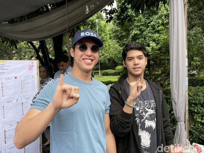 El Rumi dan Al Ghazali saat mendatangi TPS.