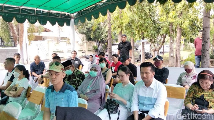Emil Dardak dan Arumi Bachsin menggunakan hak suaranya di Pemilu 2024